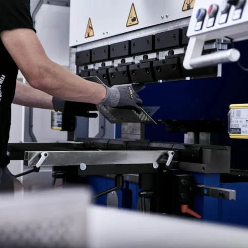 Arbeiter an Abkantpresse