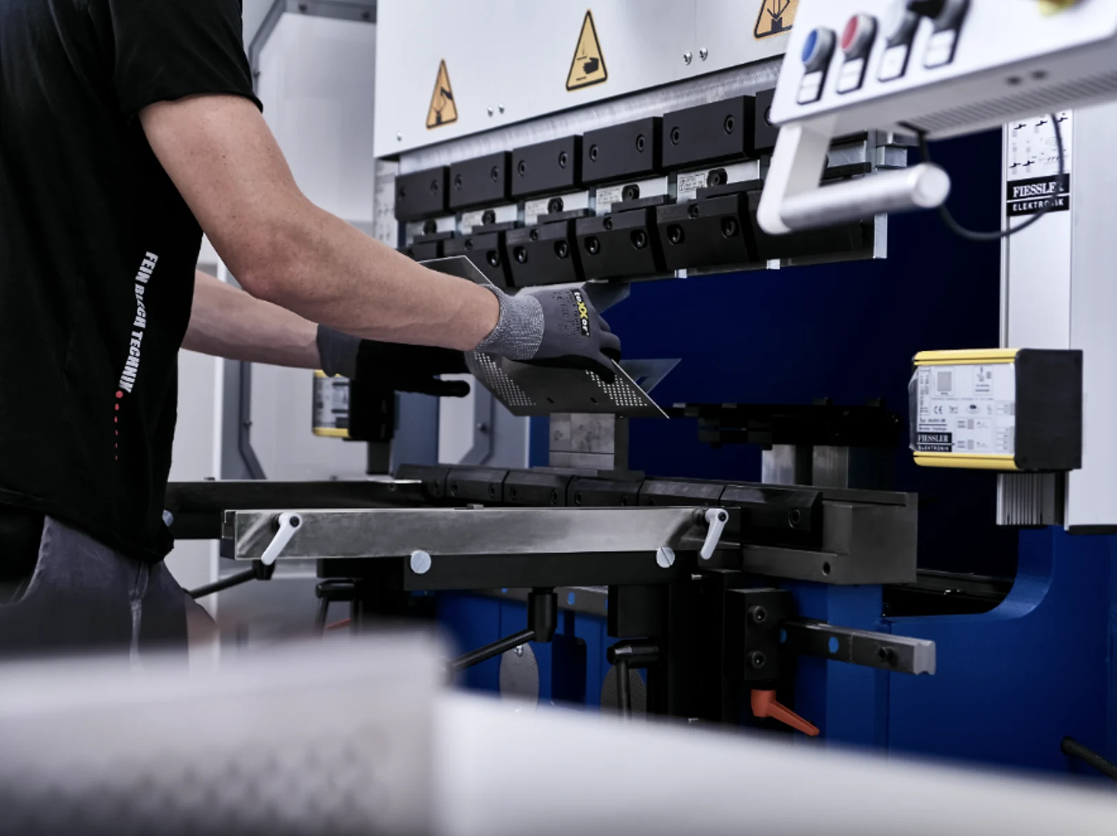 Arbeiter an Abkantpresse